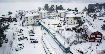 faxineira bate trem em prédio