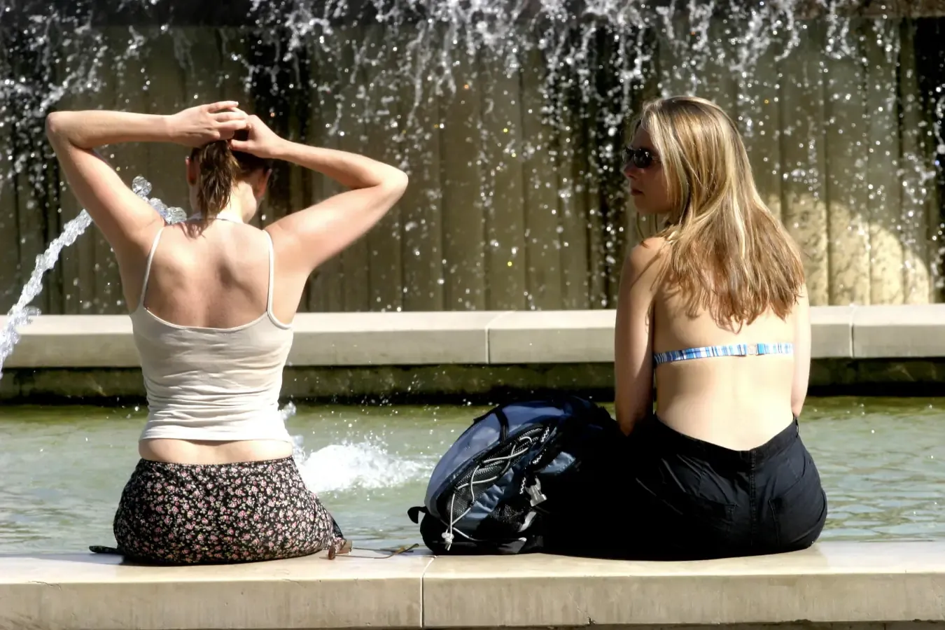 Due donne in una fontana