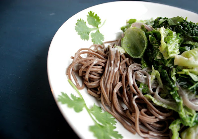 Oppskrift Soba Nudler Sobanudler Wok Savoykål Rosenkål Banansjalottløk Vegetarmat Kokosmelk Ingefær Chili Glutenfri