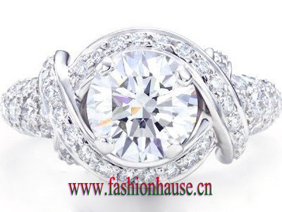 The square engagement ring This big square diamond ring with a strong retro