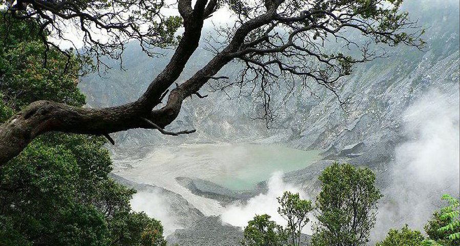 Panorama Objek Wisata Gunung  Tangkuban Perahu di Jawa 