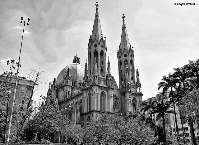 Panoramica da fachada e lateral da Catedral da Sé - São Paulo - Estilo neogótico