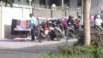 +Gambar foto pedagang baju didepan pabrik