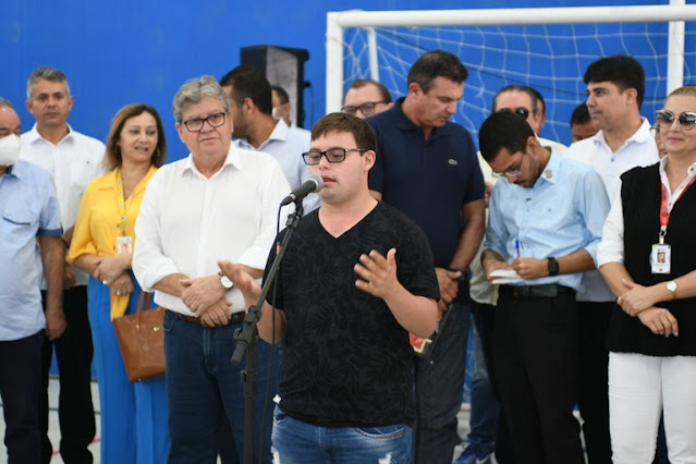 João Azevêdo entrega construção de ginásio, laboratórios e reforma de escola em Queimadas