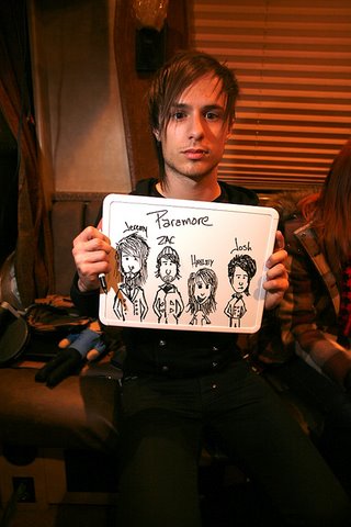 Josh Farro Josh con su dibujo de Paramore xD
