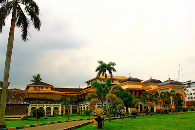 http://gallery-wisata.blogspot.com/2015/05/panduan-wisata-medandanau-toba-dan-istana-maimun.html