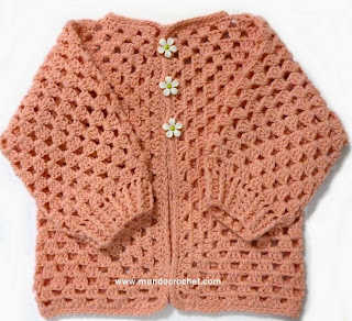 http://www.mundocrochet.com/saquito-crochet-para-bebe-tejido-con-2-hexagonos-patron-y-paso-paso/