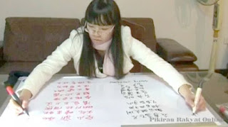 Mahasiswa Cina Menulis Dengan Kedua Tangannya
