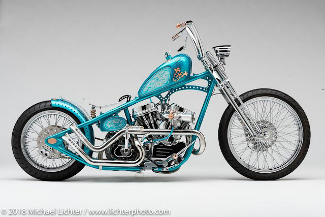 Cosmic Dust, moto personalizada (custom bike) estilo bobber, com grandes rodas