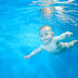 Gambar bayi di dalam kolam renang. Tahan nafas yer.