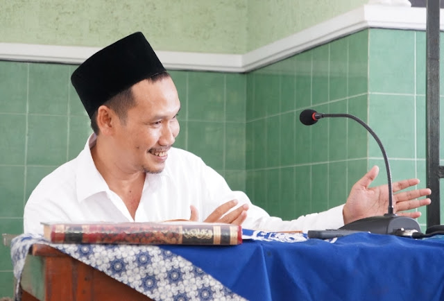 Ngaji Gus Baha : Pentingnya Menjadi Awam