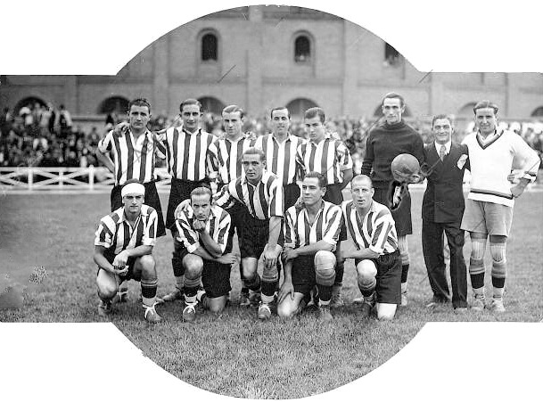 📸CLUB VALLADOLID DEPORTIVO 📅Temporada 1932-33. 🖊️Un equipo del Valladolid en el viejo campo de la Sociedad Taurina, con la Plaza de Toros al fondo. En el equipo destacaban Sañudo, segundo de pie por la izquierda, el portero Irigoyen, o Gabilondo, el primero de rodillas, con el pañuelo a la cabeza. ❓Sin identificar jugadores y partido ⚽CLUB VALLADOLID DEPORTIVO 📆TEMPORADA 1932-33 En la temporada 1932-33, el Valladolid Deportivo militaba en la Tercera División de España y se proclamó Campeón del Grupo II. En las eliminatorias de ascenso eliminó al Unión Sporting Club y al Stadium Avilesino, para caer en semifinales frente al Zaragoza FC.