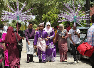 pengantin lelaki dan perempuan berarak