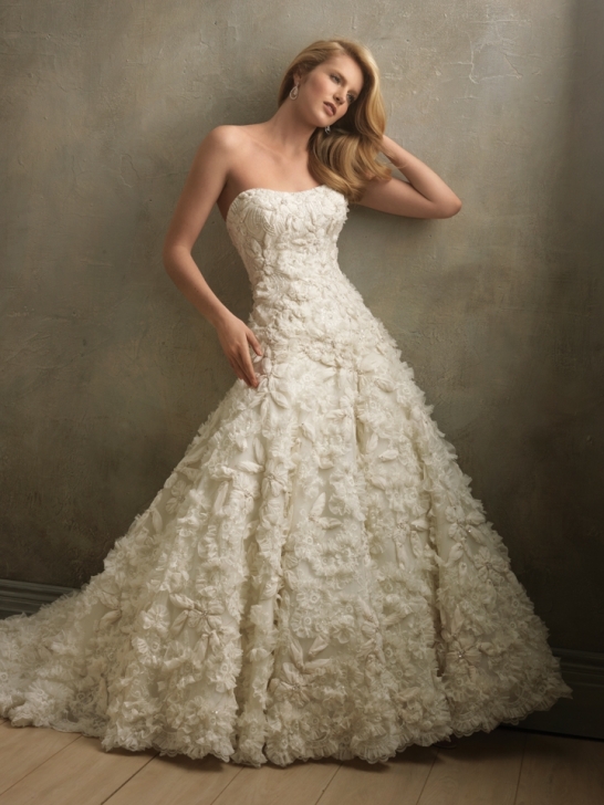  wedding dresses which would bring her a dream romantic wedding ceremony