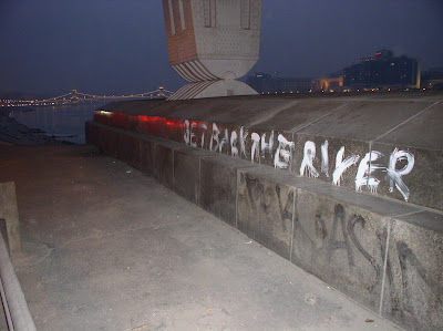 get back the river, Budapest, Hungary, Magyarország, Duna, Donau,Danube, graffiti, protest, tiltakozás, követelés, közlekedés, légszennyezés, folyó