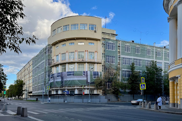 Малая Пироговская улица, улица Россолимо, переулок Хользунова, бывший жилой дом 1931 года постройки