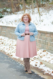 Ideas para combinar el color rosa en invierno. Moda para mujeres curvy