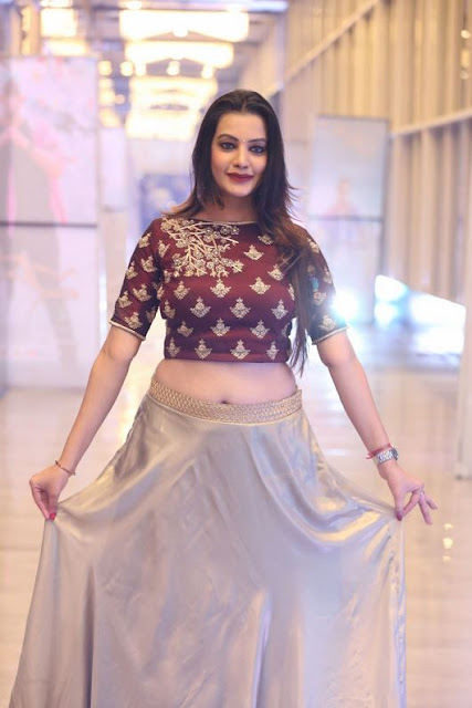 Diksha panth cute navel pics 