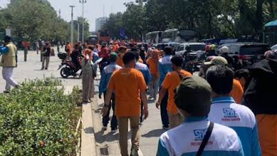 Demo Partai Buruh Tolak Ciptaker, Jalan Medan Merdeka Barat Ditutup  