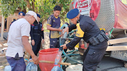 Kompi 1 Batalyon C Pelopor Satbrimob Polda Jawa Timur Salurkan Air Bersih