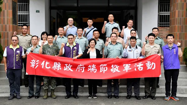 ▲端午佳節前夕，為感謝國軍官兵平時保鄉衛國及對地方救災等工作的協助，王惠美縣長特別代表彰化各界，前往彰化縣後備指揮部，慰問陸軍十軍團、彰化憲兵隊等駐軍單位及新兵訓練中心，向國軍弟兄致上最崇高的敬意與溫馨的祝福。（彰化縣政府提供）