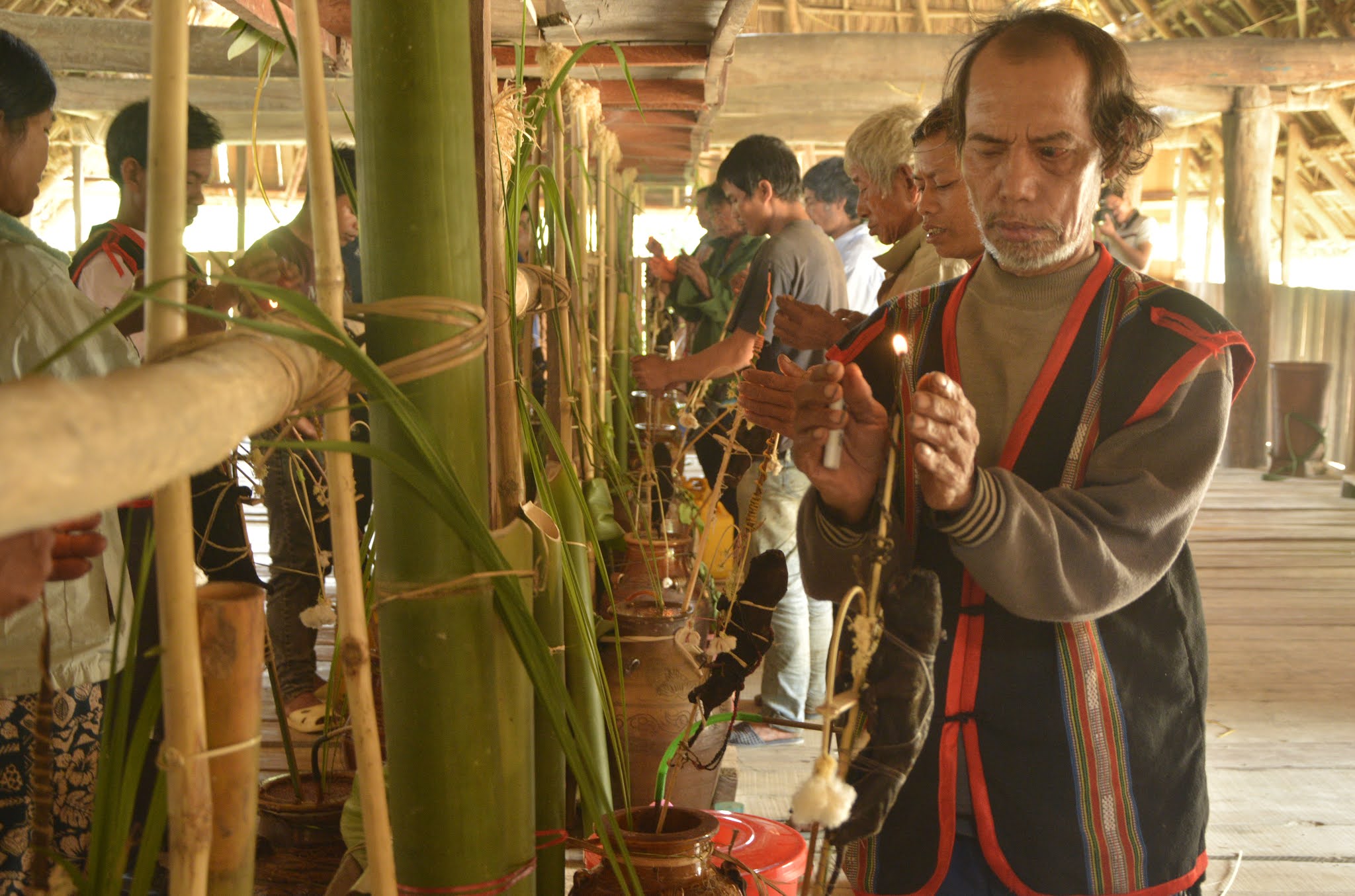 Thực hiện nghi lễ đốt lửa cầu mong mùa màng bội thu.