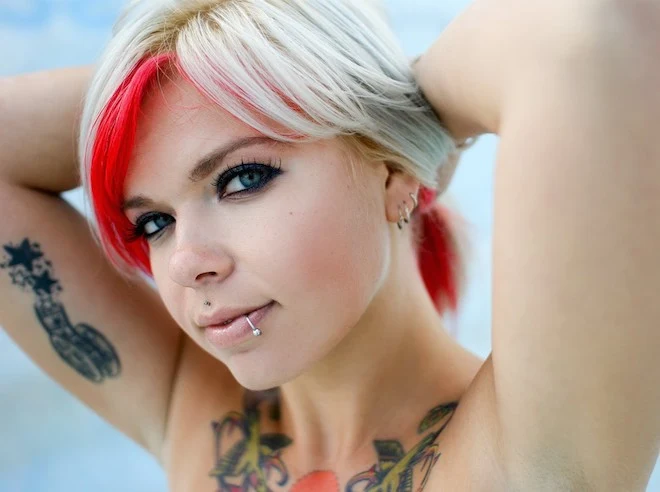 chica suicide girl tatuada