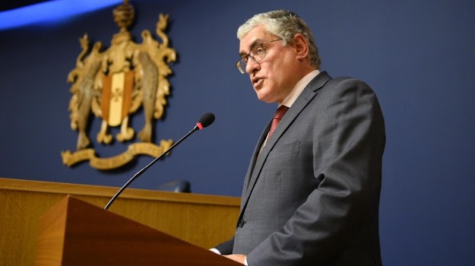 O secretário do "cai a pique"