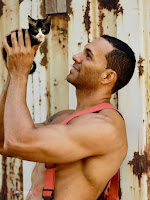 Bomberos australianos sin camiseta abrazan a gatos para un calendario benéfico muy tierno y sexy