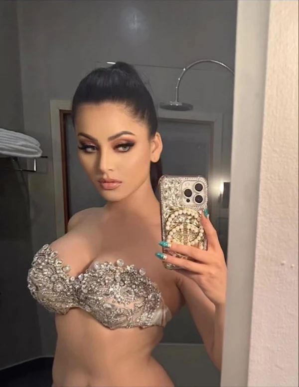 urvashi rautela cleavage busty selfie