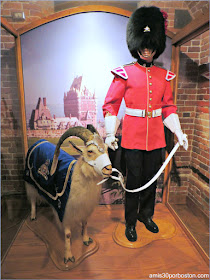 Uniforme de Gala y la Cabra Batisse en el Museo de la Ciudadela de Quebec