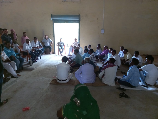 मेराल प्रखंड प्रमुख विकास सिंह कुशवाहा ने मेराल के प्रभारी एमओ सतीश कुमार सिंह तथा पीडीएस दुकानदारों के साथ बैठक की--Report-Amresh Uranv-