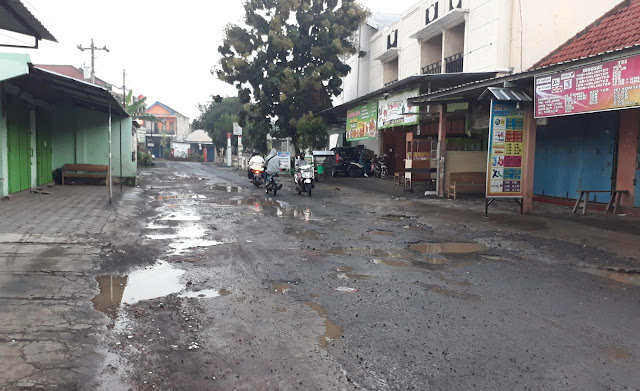 Keterangan foto: Jalan rusak dan berlubang di depan komplek Masjid Al-Huda Pandeyan.