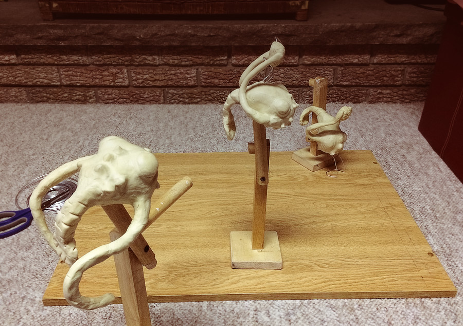 Polymer clay modeling with ad hoc wooden stands