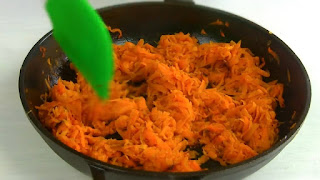 Натертую морковь выкладываем на сковородку, где только что был лук. Помешивая, поджариваем морковь на оставшемся растительном масле до мягкости.