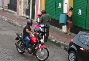 VÍDEO: DUPLA TOMA MOTOCICLETA DE ASSALTO DE DUAS JOVENS NO CENTRO DE SOBRAL  