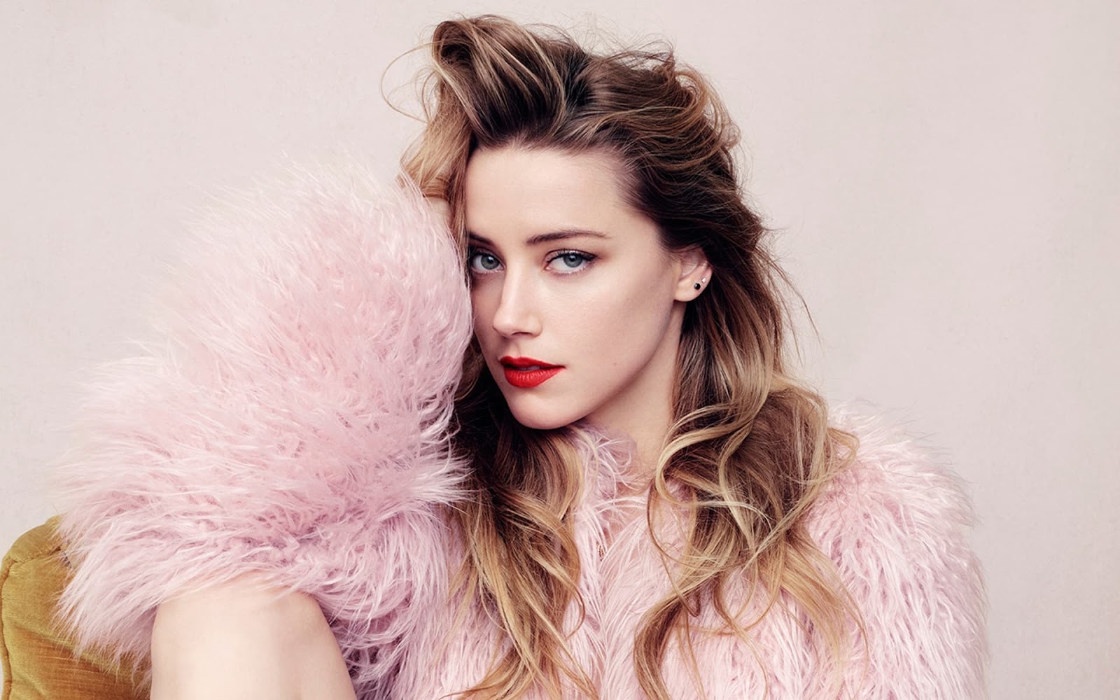 Amber Heard HD Images and Wallpapers - Hollywood Actress