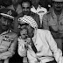 الرئيس أنور السادات ورئيس منظمة التحرير الفلسطينية ياسر عرفات مراجعة وحدات الجيش المصري. 1974