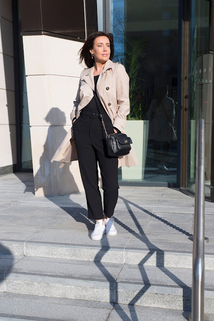 how to style a trenchcoat