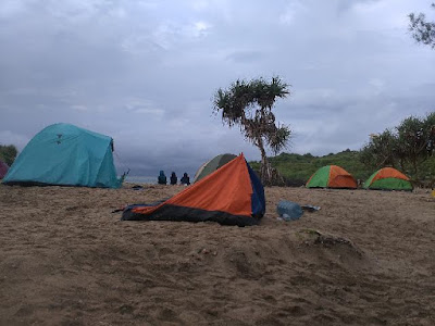 Camping di pantai sarangan