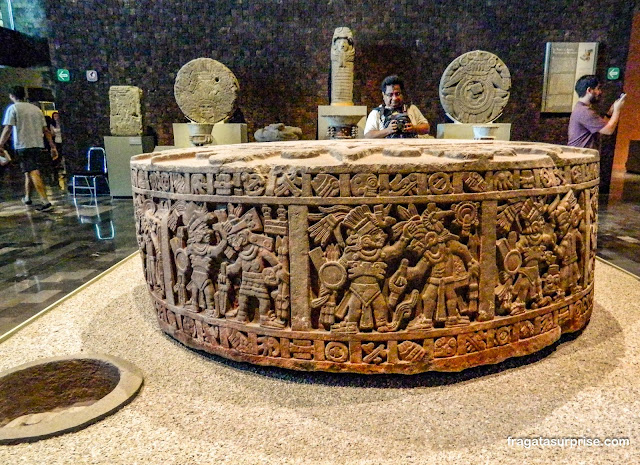 Pedra de sacrifícios da cultura Asteca no Museu Nacional de Antropologia do México