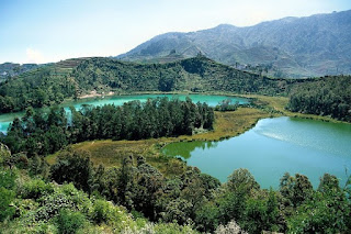 Telaga Warna Dieng dari Batu Ratapan Angin