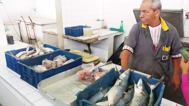 Una nueva opción se abre en el mercado caroreño con la inauguración de Bodegón Tijarafe, un proyecto del joven Ricardo Torcates, quien tras un año de preparación, logró materializarlo este lunes.   Víveres en general, artículos de limpieza, aseo personal, charcutería, lácteos, bebidas no alcohólicas, snacks, dulces, productos nacionales e importados, son parte de las opciones que ofrece Bodegón Tijarafe en unas cómodas y modernas instalaciones ubicadas en la avenida 14 de febrero, con avenida Torrellas, sector Egidio Montesinos.   Ricardo Torcates, propietario del establecimiento mencionó que este proyecto es la continuidad a toda una vida dedicada al comercio por parte de sus padres por lo que deseoso de seguir sus pasos, trabajó para lograrlo y seguir apostando a Venezuela con la generación de ocho empleos directos.   Bodegón Tijarafe tiene la particularidad de ofrecer precios competitivos al mayor y detal y sus puertas estarán abiertas de lunes a domingo de 7:30 de la mañana, hasta las 9:00 de la noche.   Redacción.-