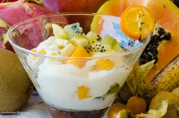 Macedonia de frutas con crema de queso