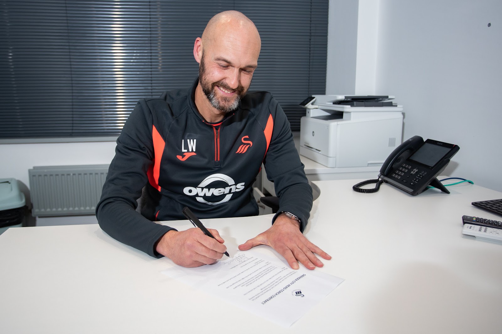 Eagle-eyed fans notice specific detail in new Swansea manager's 'contract'