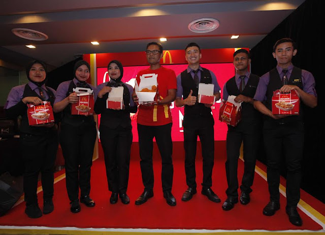 Azmir Jaafar, McDonald’s Malaysia Managing Director at McDonald’s largest Facebook Live Unboxing Event in Malaysia