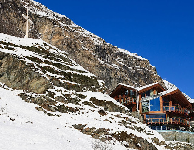 Picture of the mountain home with mountains in the background