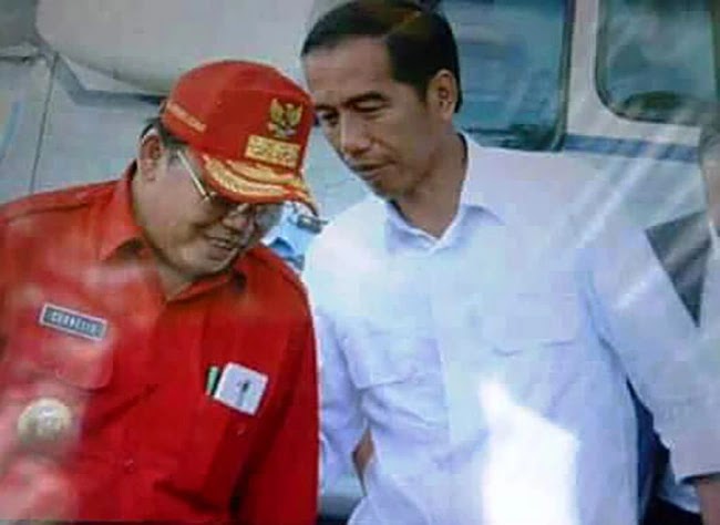 Cornelis (baju merah) bercakap-rahasia dengan Jokowi pada suatu ketika.