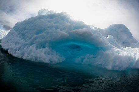 Arktis Eisberg im Wasser - Süßwasserreserve der Erde