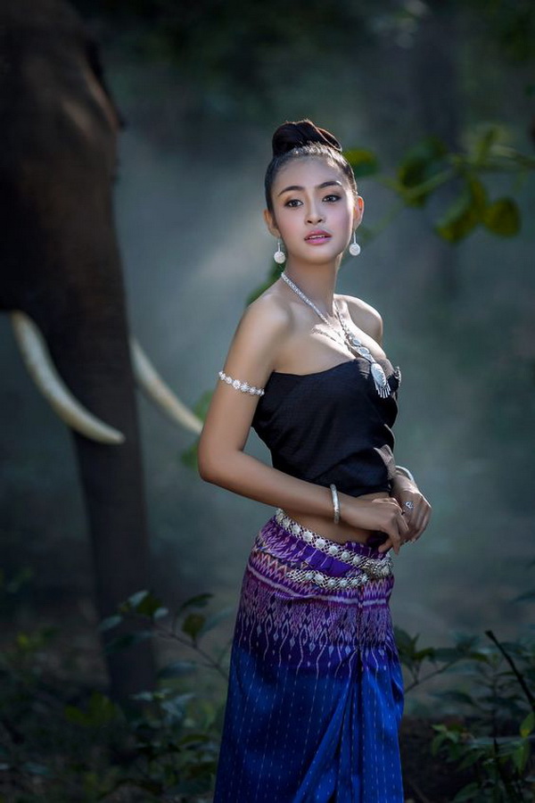 Thiếu nữ trang phục Thái Lan